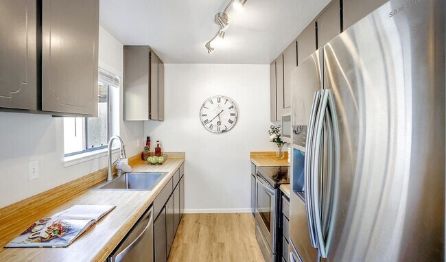 Building Photo - 5085 Valley Crest Dr