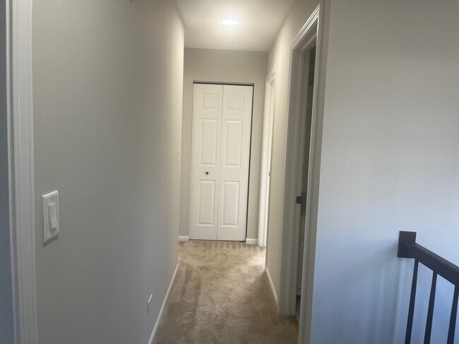 Building Photo - 567 W Parkside Dr