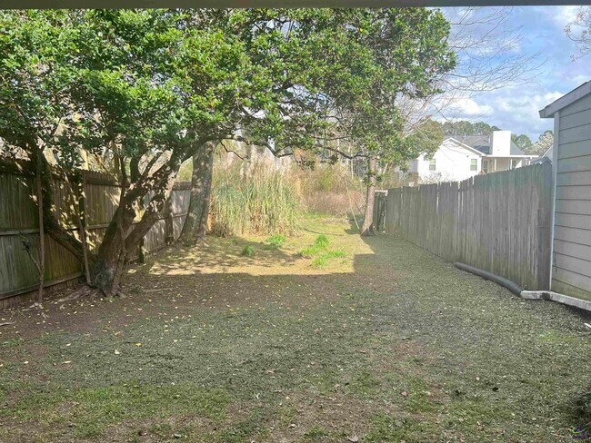 Building Photo - 137 N Springs Ct