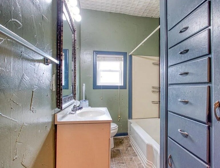 Building Photo - 813 N Burford Ave