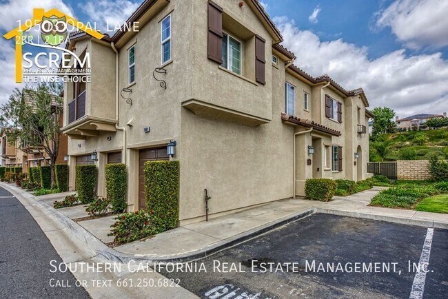 Building Photo - Two Bedroom Townhome in Santa Clarita