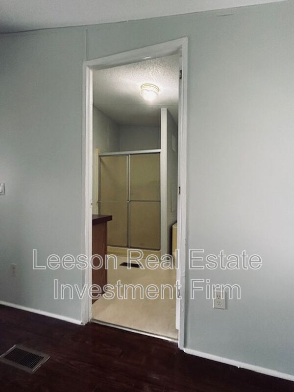 Building Photo - 310 Robbin Ln