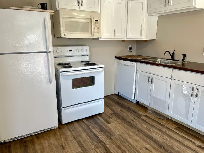 Building Photo - 209 Willow Ln