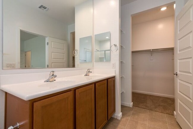 Building Photo - Comfortable living in a quiet neighborhood