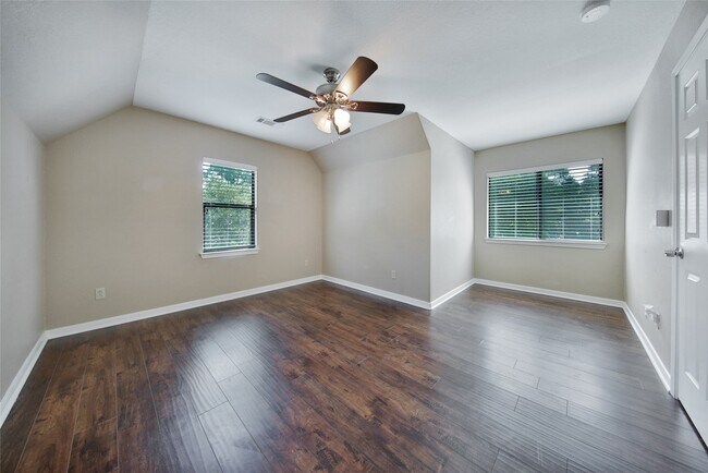 Building Photo - 710 W Rollingwood St