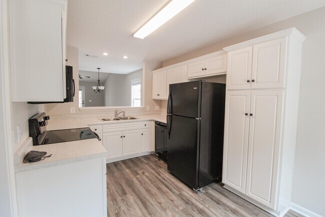 Building Photo - 562 Deerchase Ct