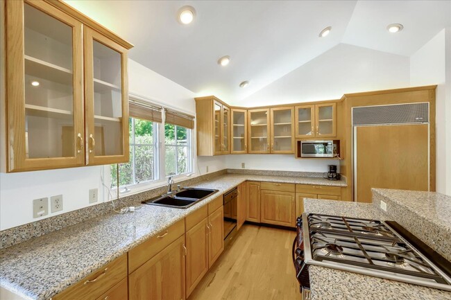 Building Photo - 162 Toyon Rd