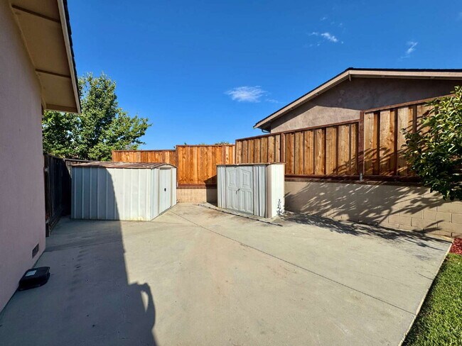 Building Photo - Large Evergreen Home with Solar & Community Pool