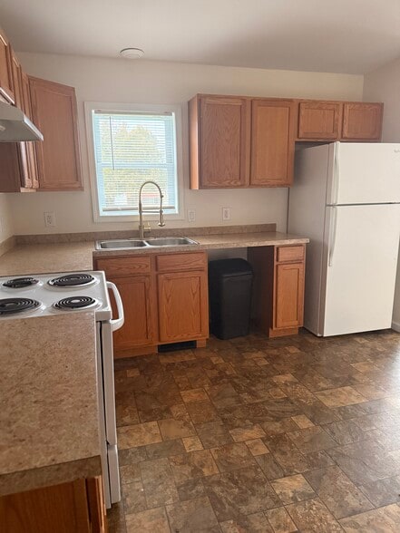 Kitchen - 4178 S Center St