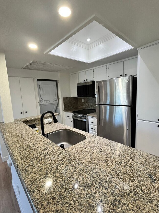 Building Photo - PRICE REDUCED!  Remodeled Ground Level Condo in MV!