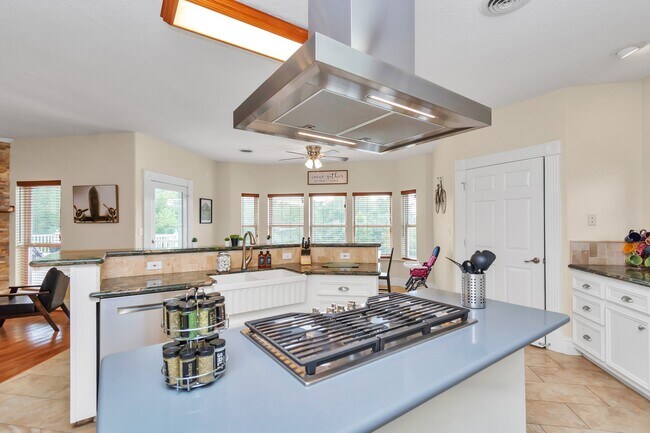 Building Photo - 1730 Lakeshore Dr