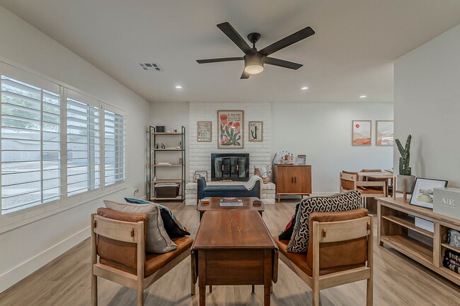 Building Photo - 2163 S Las Flores