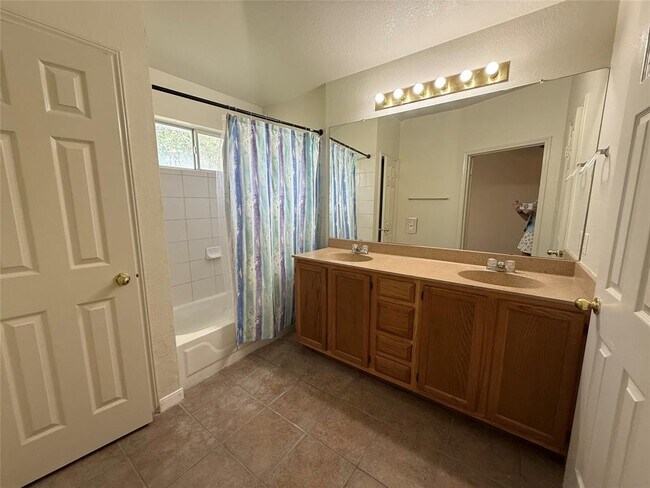 Building Photo - 916 Whitehall Dr