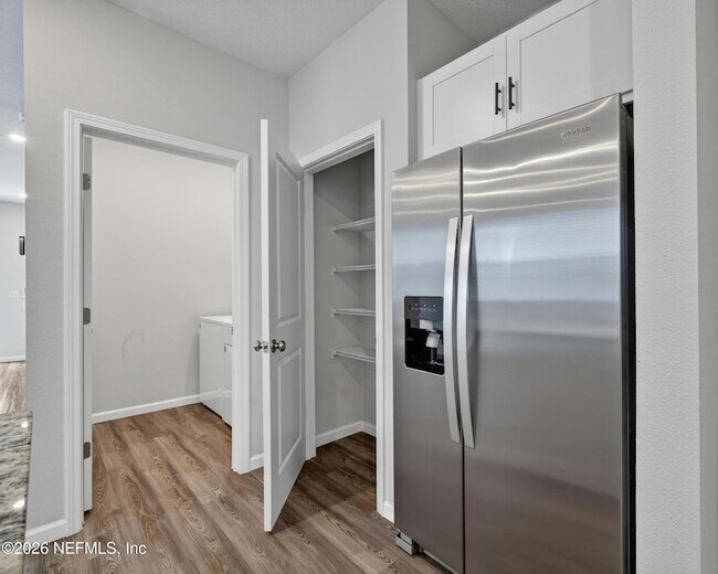 Building Photo - 14757 Cashew Ave