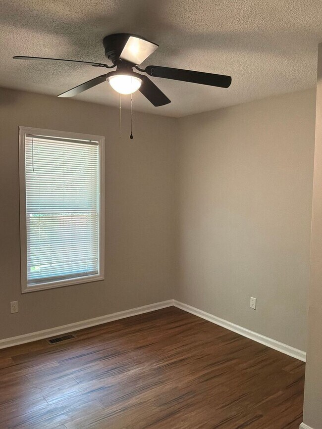 Building Photo - Available Now!! Three Bedroom Two Full Bath Home!