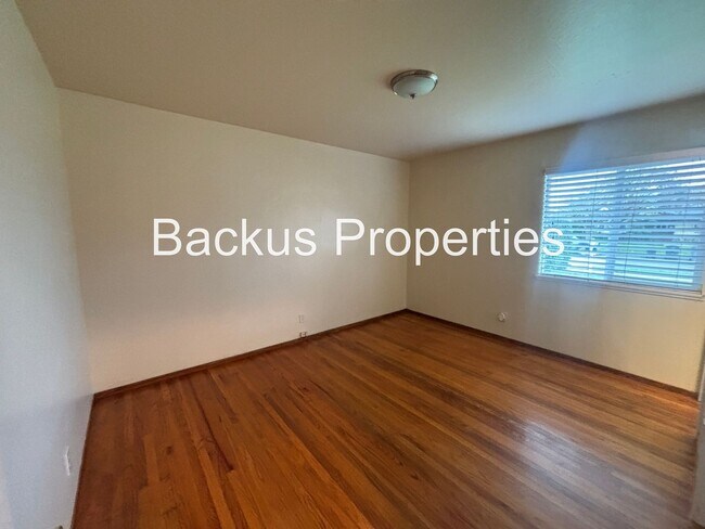 Building Photo - 827 Bedford Dr