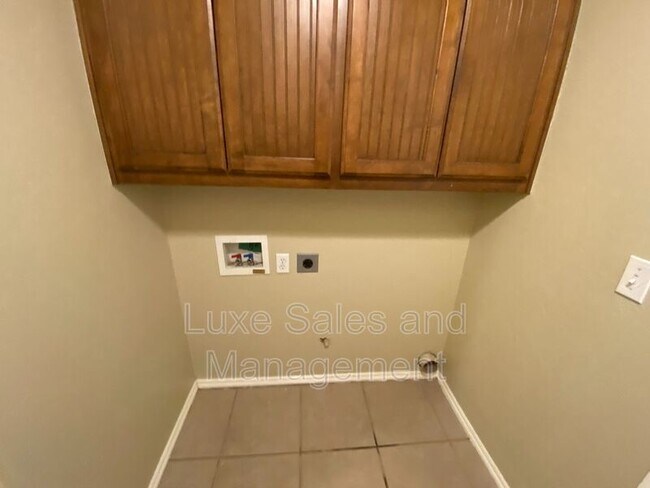 Building Photo - 640 E Linden Ln