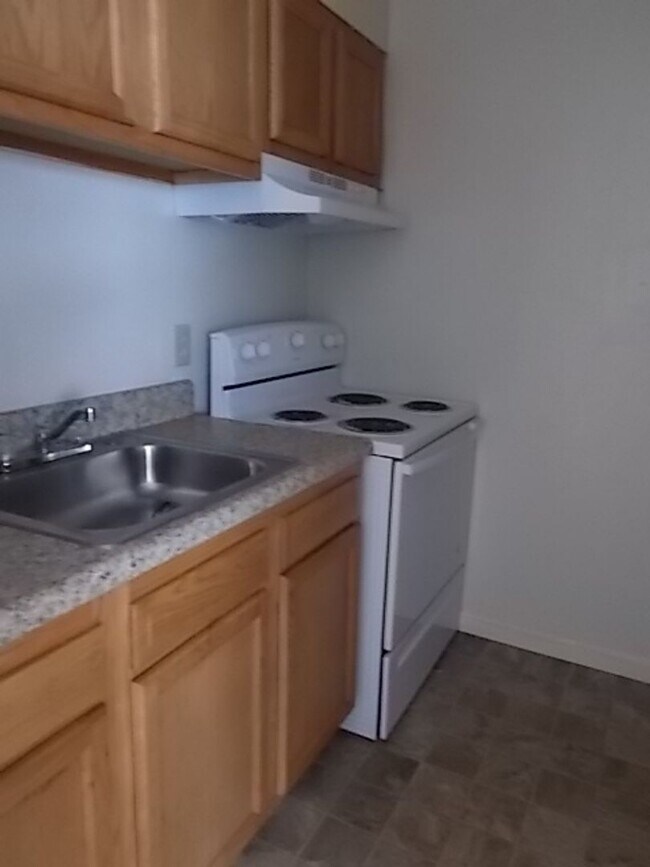 Building Photo - 2BR 1 BA