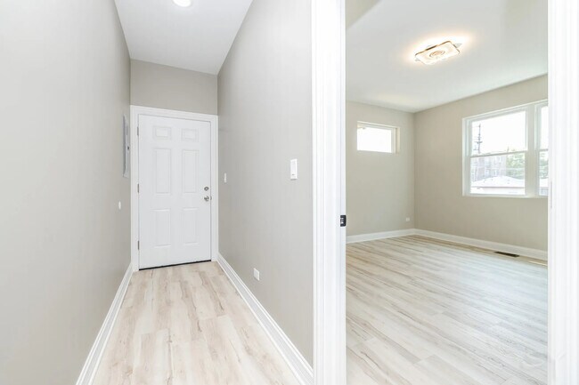 Building Photo - 1044 N Springfield Ave