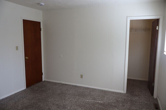 Building Photo - Beautiful Split-Level 6BR Home with Attach...