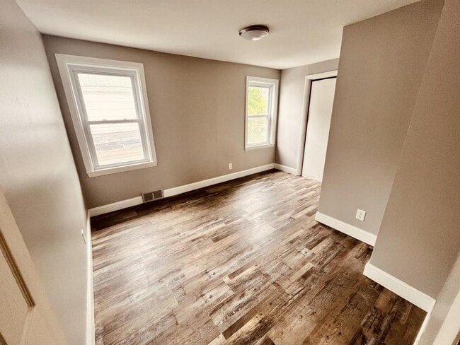 Building Photo - 12 Howe St