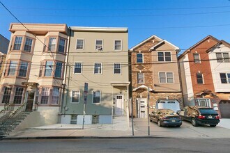 Building Photo - 17 Ravine Ave