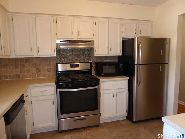 Building Photo - 140 Thompson St