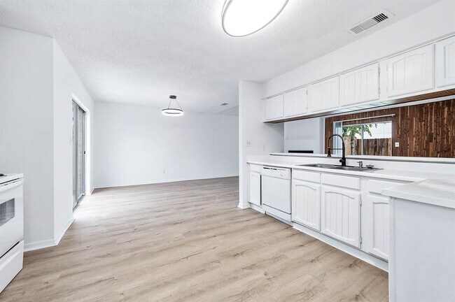 Building Photo - 11554 Chesswood Dr