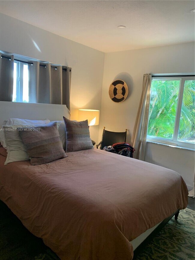 Building Photo - 2520 SW 22nd Terrace