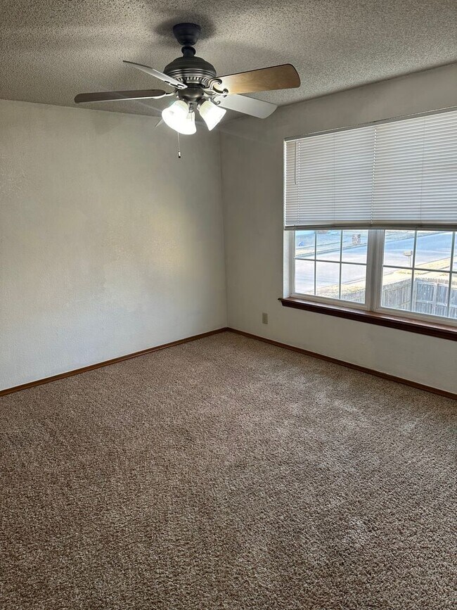 Building Photo - Spacious 3 bedroom, 2 bath home!  Don't mi...