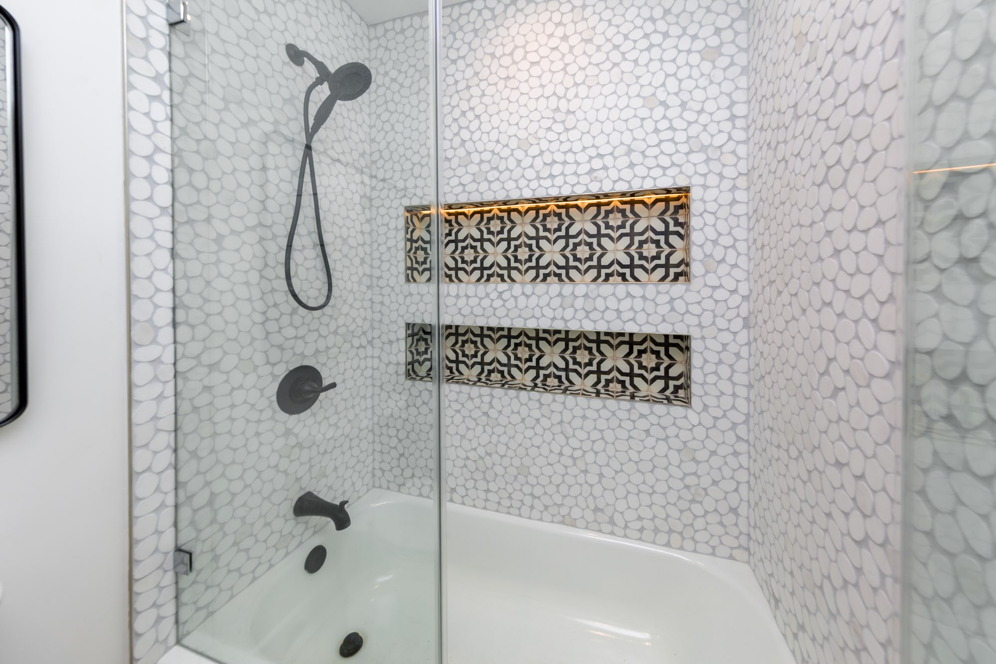 Building Photo - 854 S Sycamore Ave