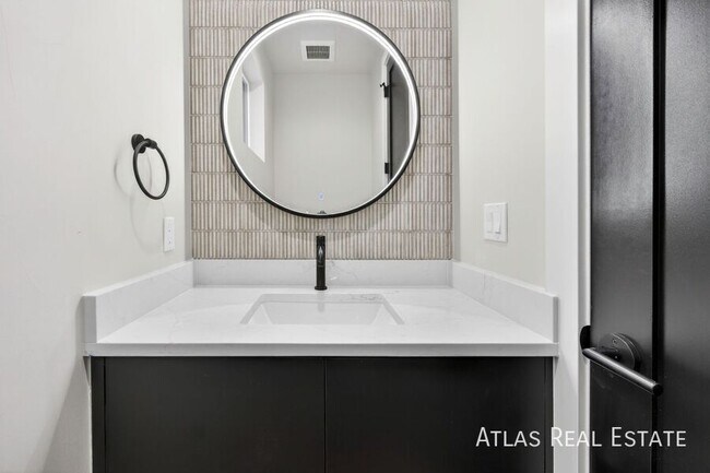 Building Photo - 830 Cherry St