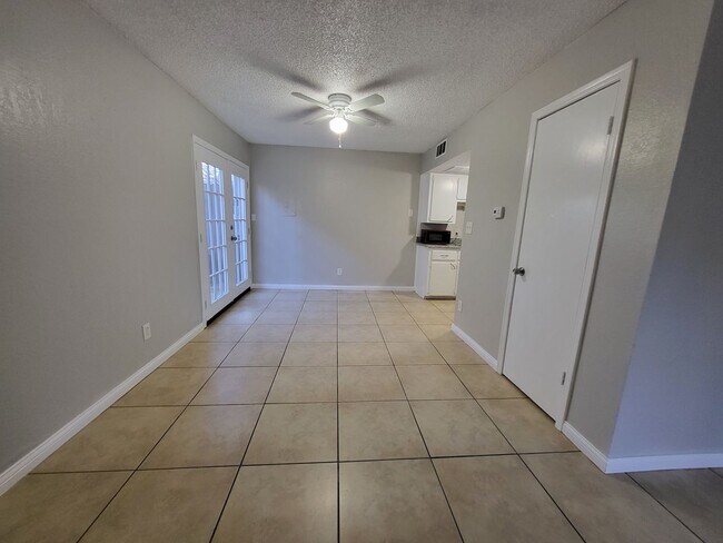 Building Photo - 2 Bedroom 1.5 Bathroom Townhouse with granite countertops and washer/dryer provided
