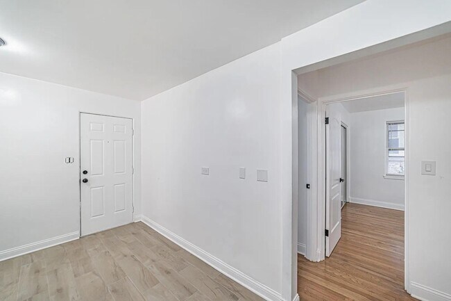 Building Photo - 7530 N Oakley Ave