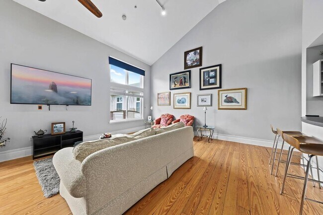 Building Photo - 404 N Laurel Ave