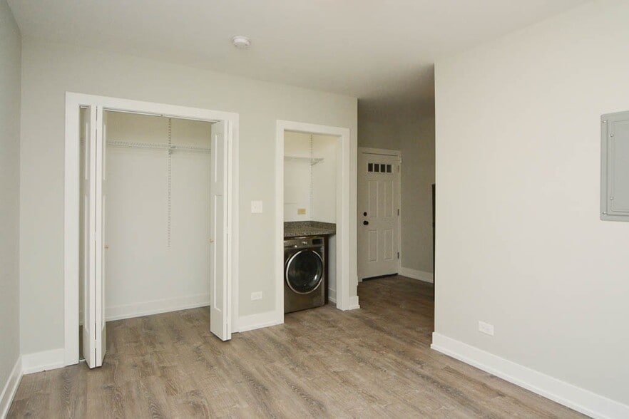 Building Photo - 533 W Belden Ave