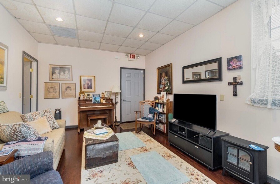 Building Photo - 18 E Sunbury St