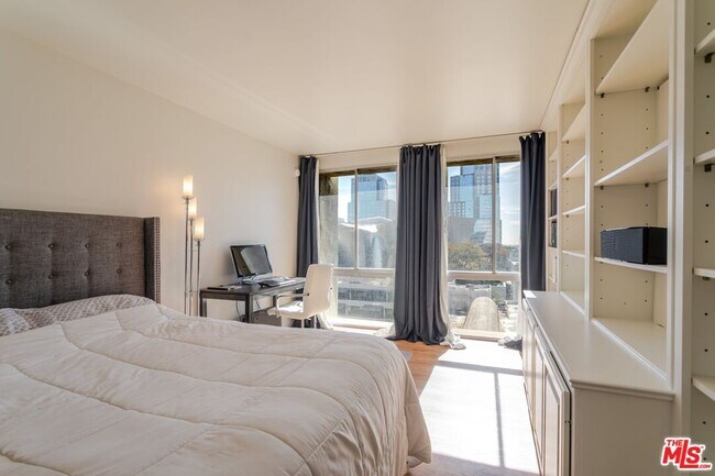 Building Photo - 800 W 1st St