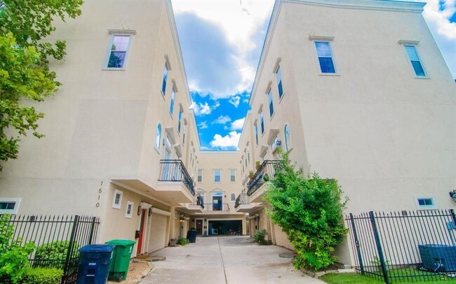 Building Photo - 1504 Birdsall St