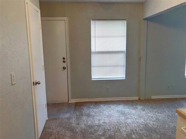 Building Photo - 1725 Axe Dr