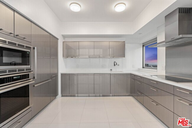 Building Photo - 13700 Marina Pointe Dr