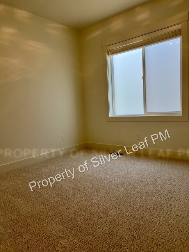 Building Photo - 475 E Chevy Dr