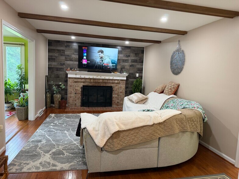 Building Photo - 8715 Shadowlake Way