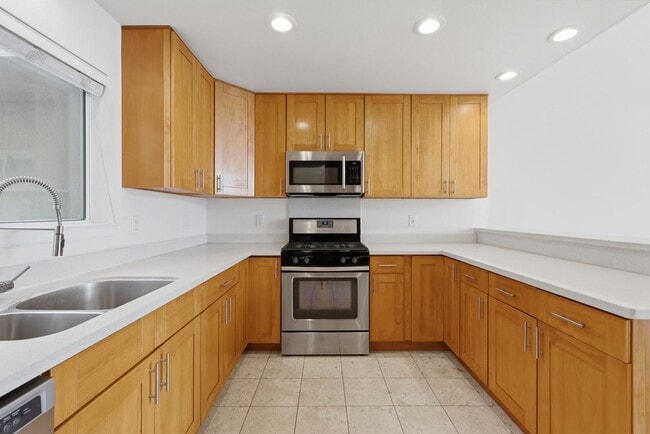 Building Photo - Top-Floor 3BR in Duplex Near BART | Vaulted Ceilings | In-Unit Laundry | Garage Parking