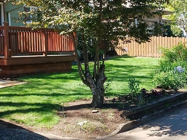 Primary Photo - 3 bedroom/1 bath home with additional deta...