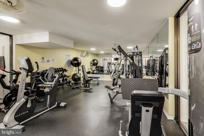 Building Photo - 4 Monroe St