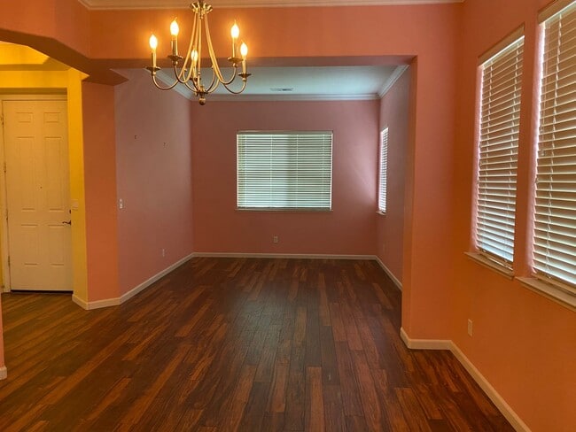 Building Photo - Huge 4 Bed 2 Bath + Den Golf Course Hom...