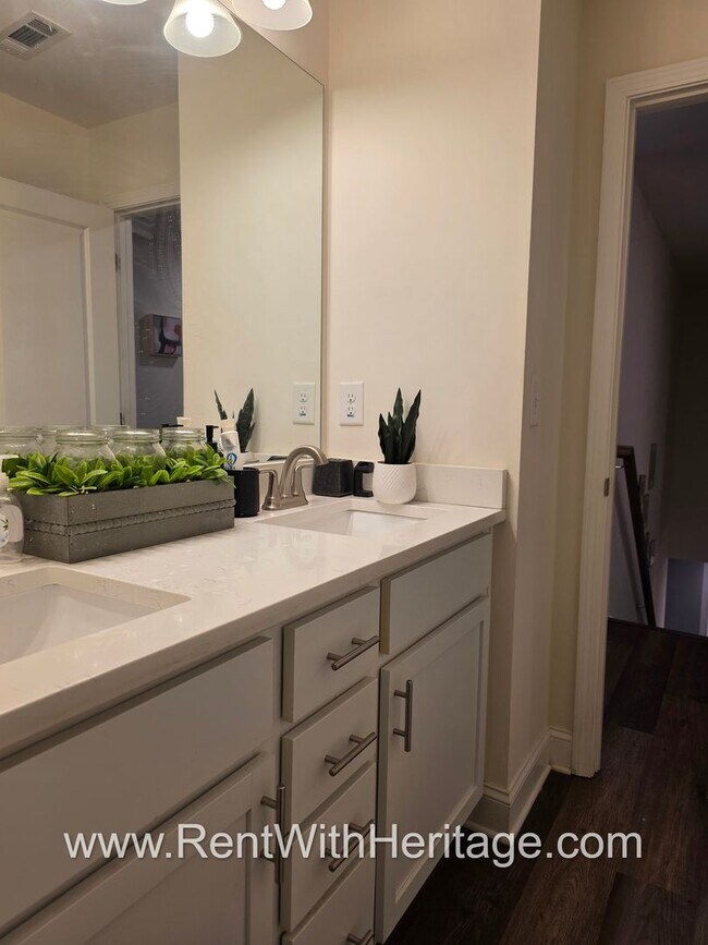 Building Photo - Amazing 5 Bedroom/ 3 Bath Home in Sweetwater, a Swim Tennis Community/ Attention to Detail / Grea...