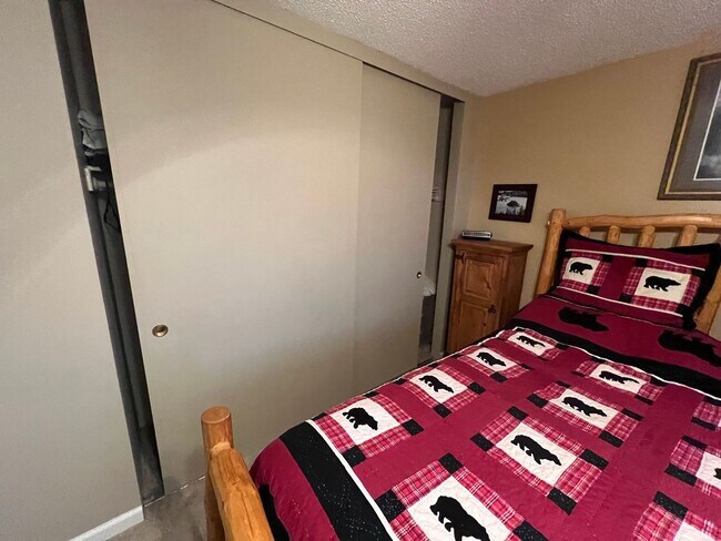 Building Photo - Fully furnished condo with pool