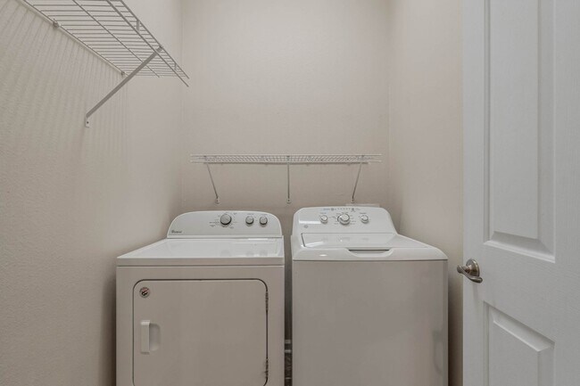 Building Photo - Around the Corner to Avalon Park Towncente...